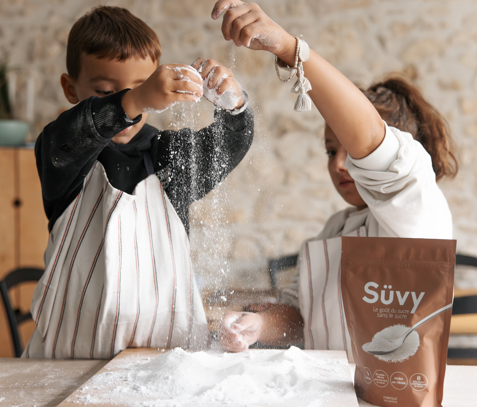 Enfant qui patissent avec avec joie